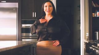 Korina Kova – I Mesmerized My Auntie